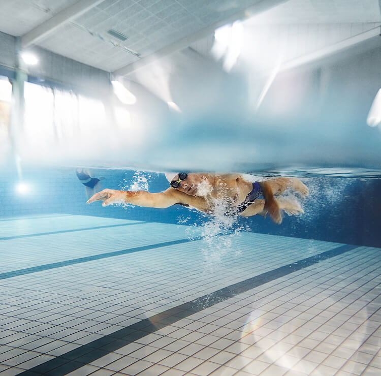 Blick unter Wasser auf einem Schwimmer