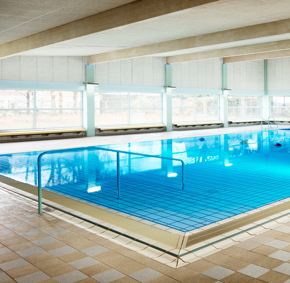 Blick auf ein leeres Schwimmbecken