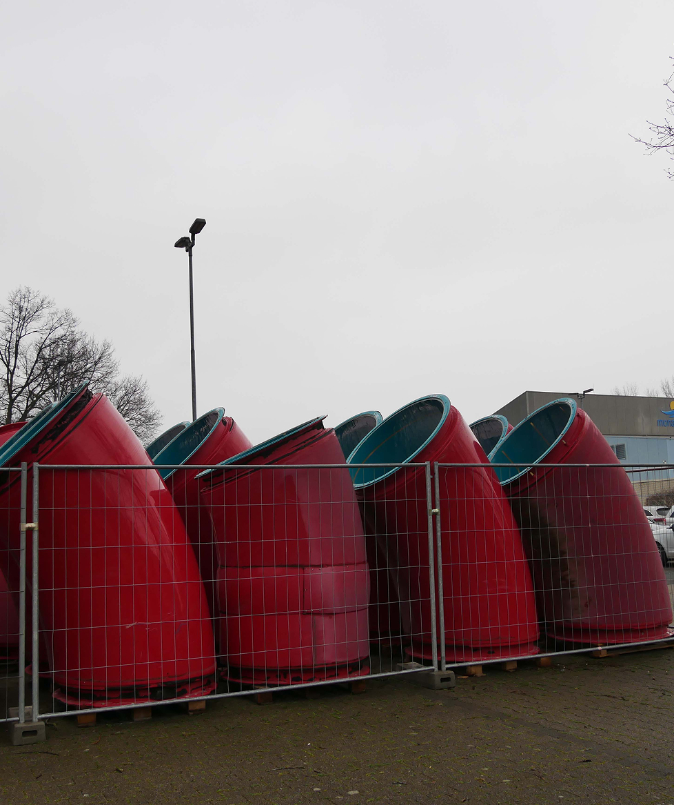 Teile der neuen Rutsche hinter einem Absperrzaun