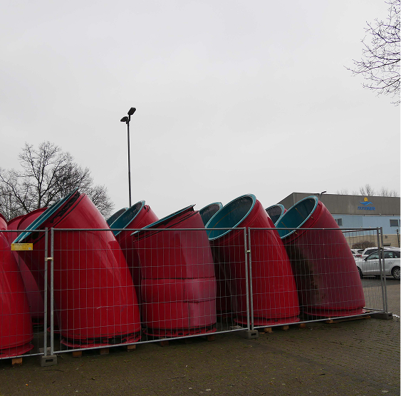 Teile der neuen Rutsche hinter einem Absperrzaun