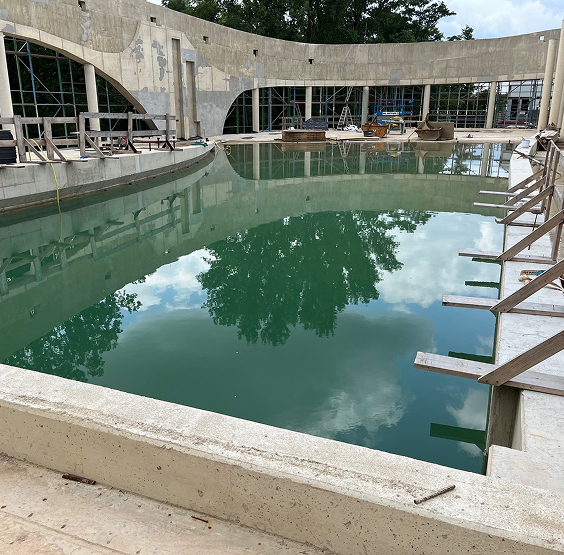 Blick auf den Rohbau eines Schwimmbeckens