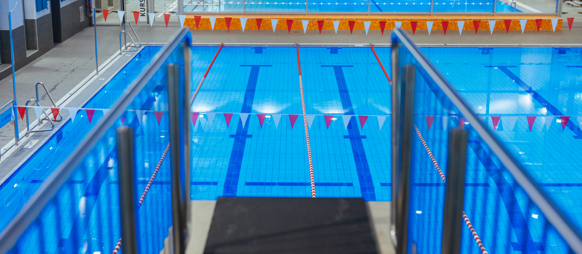 Sportbecken im Mona Mare Monheim am Rhein mit Schwimmbahnen und Blick vom Sprungturm auf das Schwimmbecken
